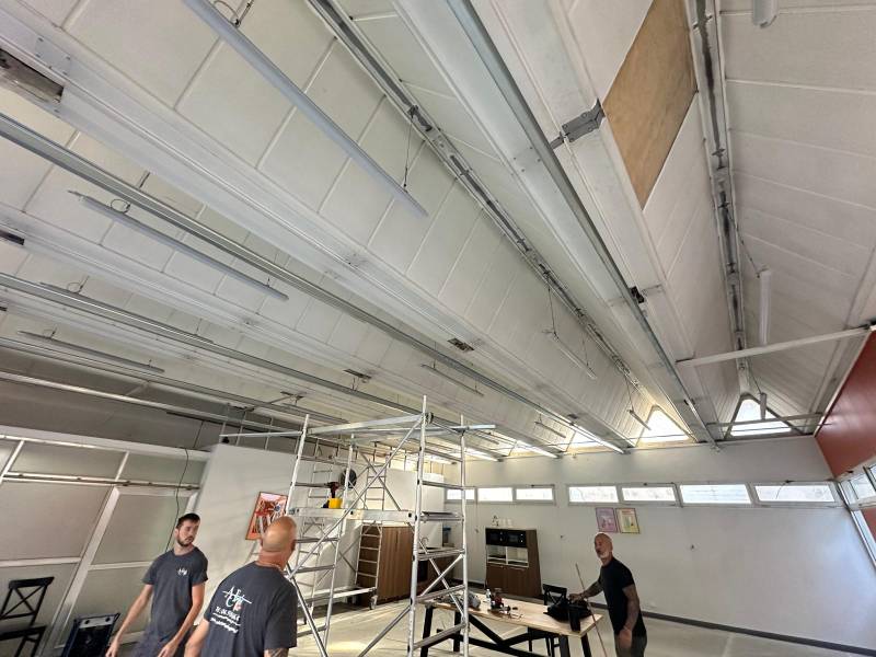 Cabriès - Rénovation d'espaces de bureaux avec de nouveaux plafonds acoustiques.